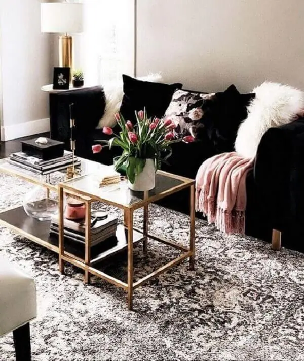 O sofá preto compõem a decoração com estilo contemporâneo