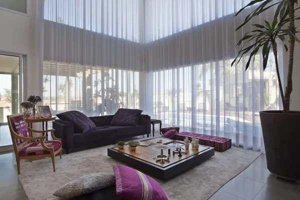O sofá preto na decoração harmoniza ambientes com estampas