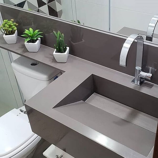 Banheiro com bancada de porcelanato cinza