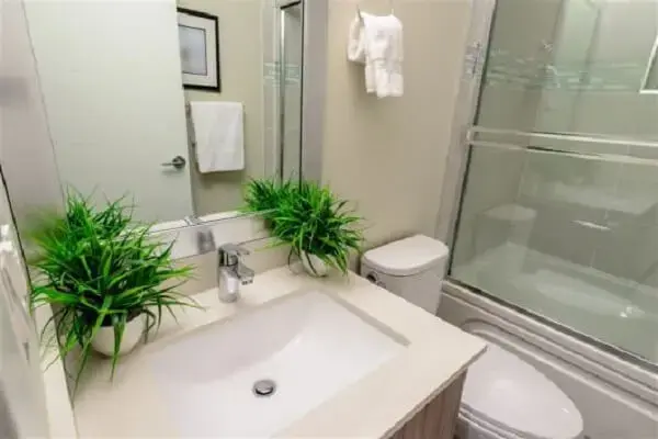 Plantas artificiais complementam a decoração do banheiro