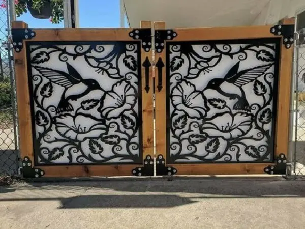 Portão com design de beija flor compõem a entrada de chácara