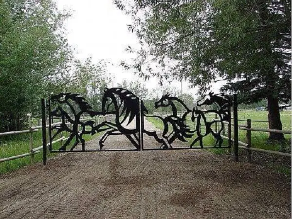 Portão com design de cavalo usado na entrada de chácara