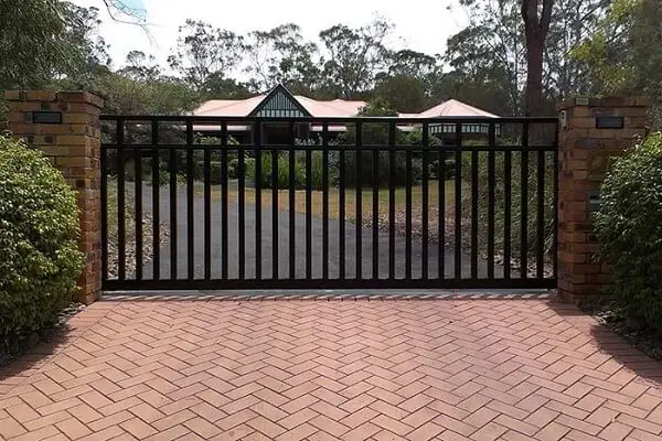 Portão preto de correr utilizado na entrada de chácara