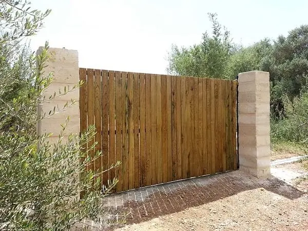 Portão simples de madeira para entrada de chácara