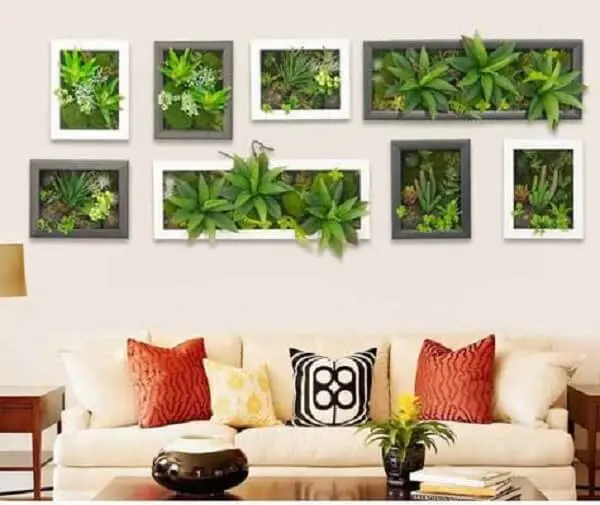 Quadros com plantas artificiais encantam a decoração da sala de estar