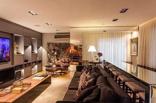 Sala ampla com sofá de 3 lugares e almofadas
