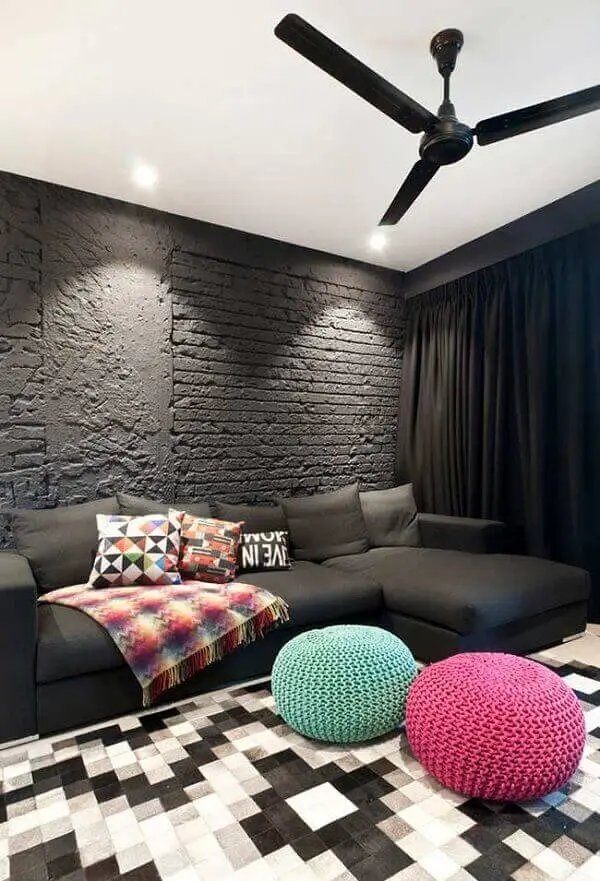 Sofá de canto preto e puff de crochê para decoração da sala