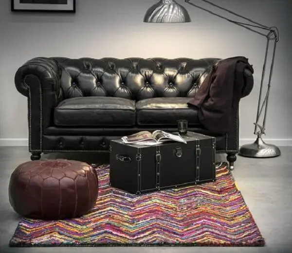 Sofá de couro preto utilizado para decorar a sala de estar