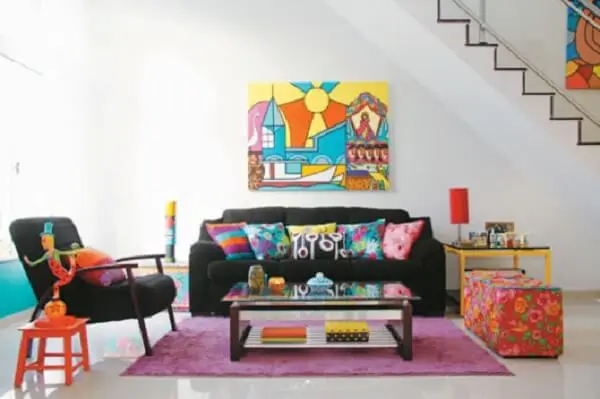 Sofá preto e almofadas coloridas encantam o ambiente
