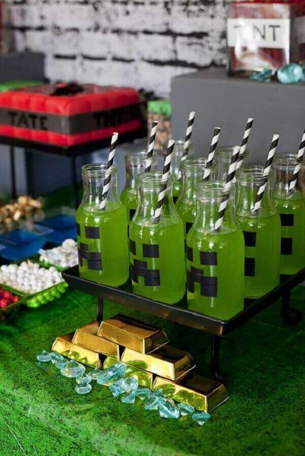 Suco verde servido em garrafinhas personalizadas com o tema festa minecraft