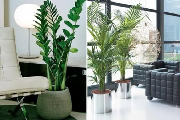 Vasos de chão com plantas artificiais complementam a decoração da sala de estar