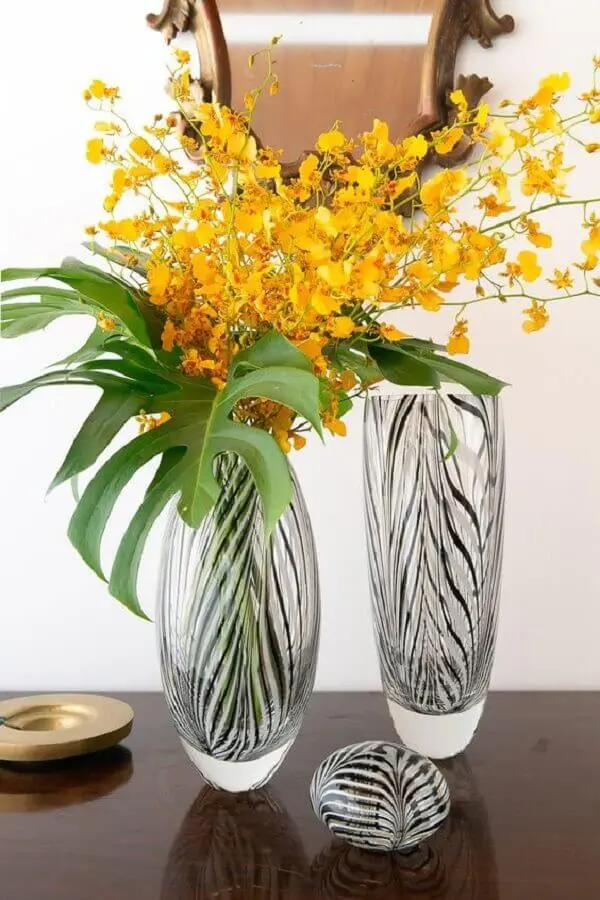 Vidro é sempre uma ótima opção para vaso com plantas artificiais