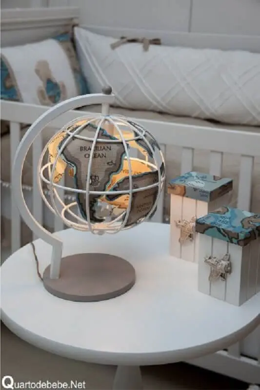 abajur de mesa para quarto de bebê em formato de globo Foto Sementinha de Gente