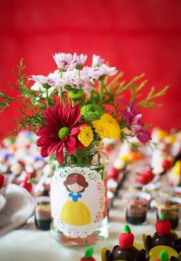 arranjo de flores para decoração de mesa em festa da branca de neve Foto Recriar Artesanato