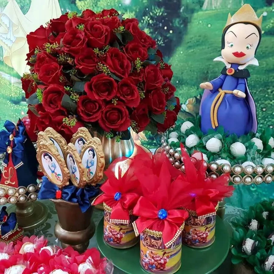 arranjo de rosas vermelhas para decoração festa branca de neve Foto Reino das Festas