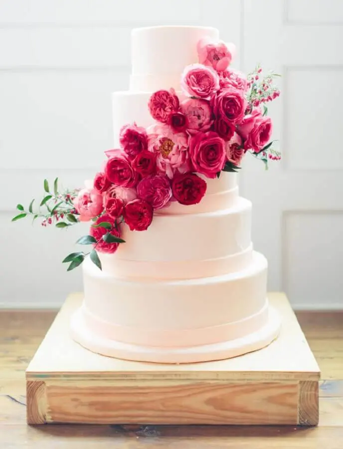 bolo bodas de pérola decorado com flores rosa Foto Weddbook