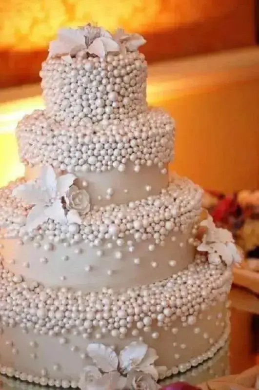 bolo bodas de pérola decorado com muitas pérolas Foto Pinterest