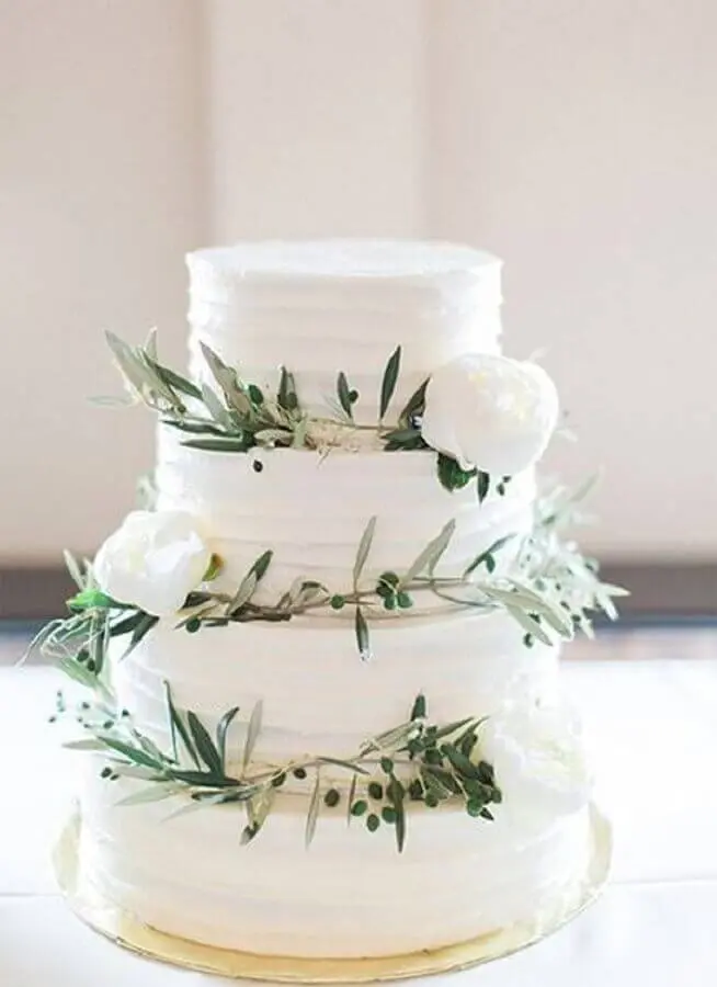 bolo bodas de pérola decorado com ramos de flores e flores brancas Foto Pinterest