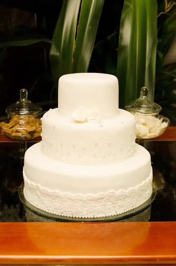 bolo bodas de pérola decorado com renda e pérolas Foto Juliana Rangel