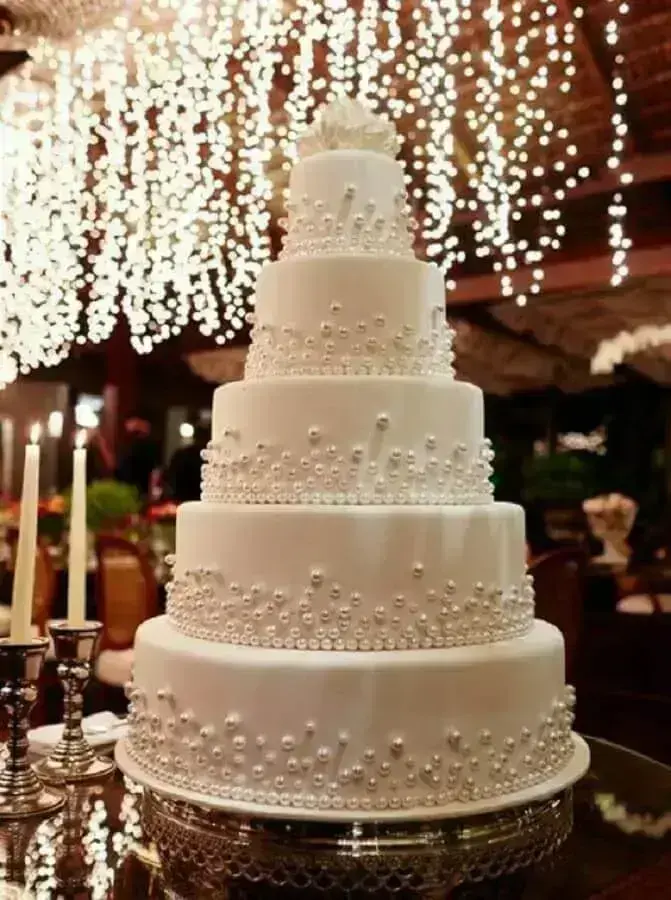 bolo bodas de pérola todo branco 5 andares decorado com pérolas Foto Pinterest