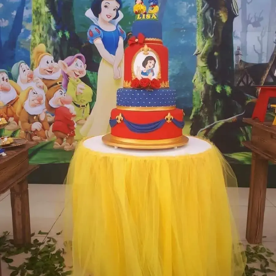 bolo para decoração de festa da branca de neve Foto Camila Tarício Festa Eventos