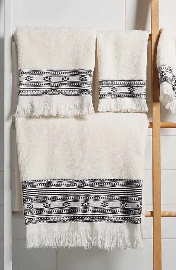 bordados em toalha para decoração de banheiro Foto Mungo