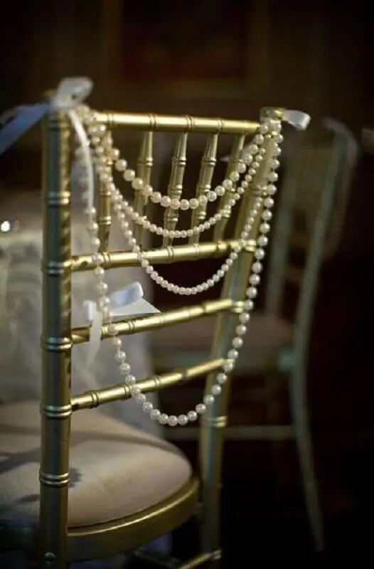 cadeira decorada com pérolas para bodas de pérolas Foto Quinceanera