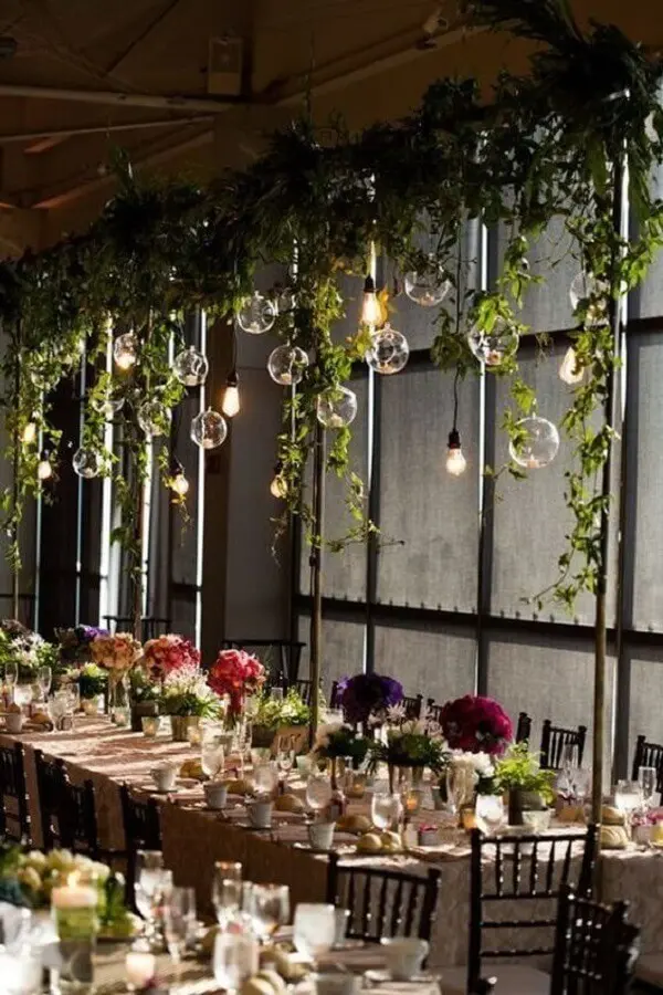 decoração bodas de pérola com pendentes minimalistas e ramos de plantas Foto AisyaHome