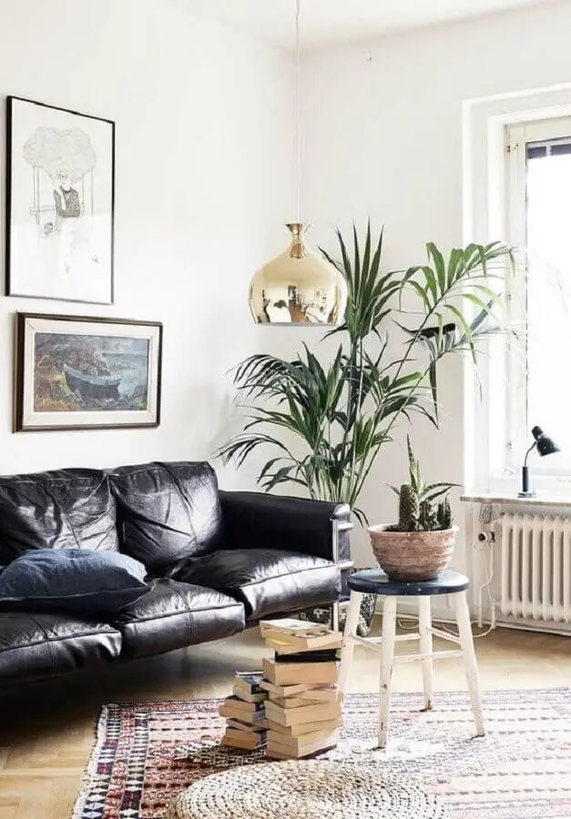 decoração clean para sala com sofá de couro preto Foto Decoholic