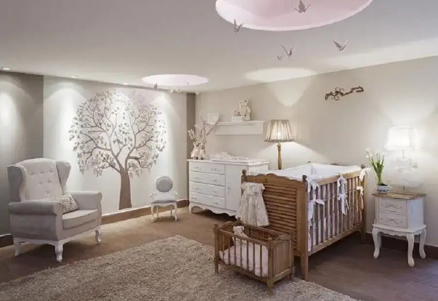 decoração clássica com abajur para quarto de bebê todo branco com berço de madeira Foto Pinterest