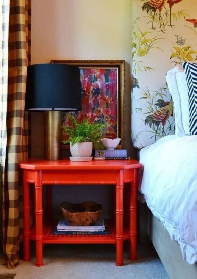 decoração com abajur para quarto com base dourada sobre criado mudo vermelho Foto Neu dekoration stile