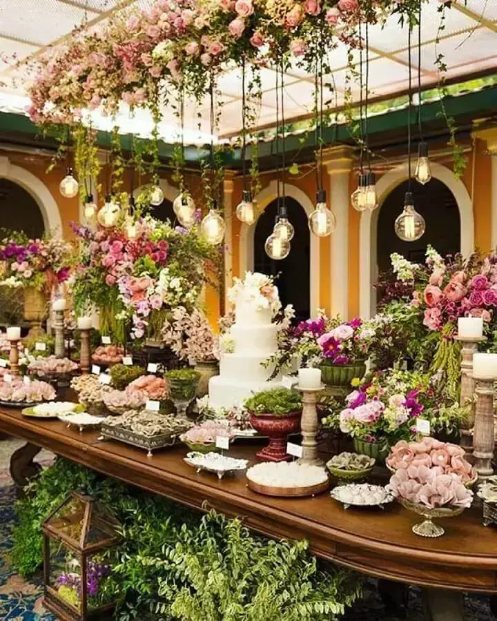 decoração com muitas flores para mesa de bodas de pérola festa Foto Why Santa Claus