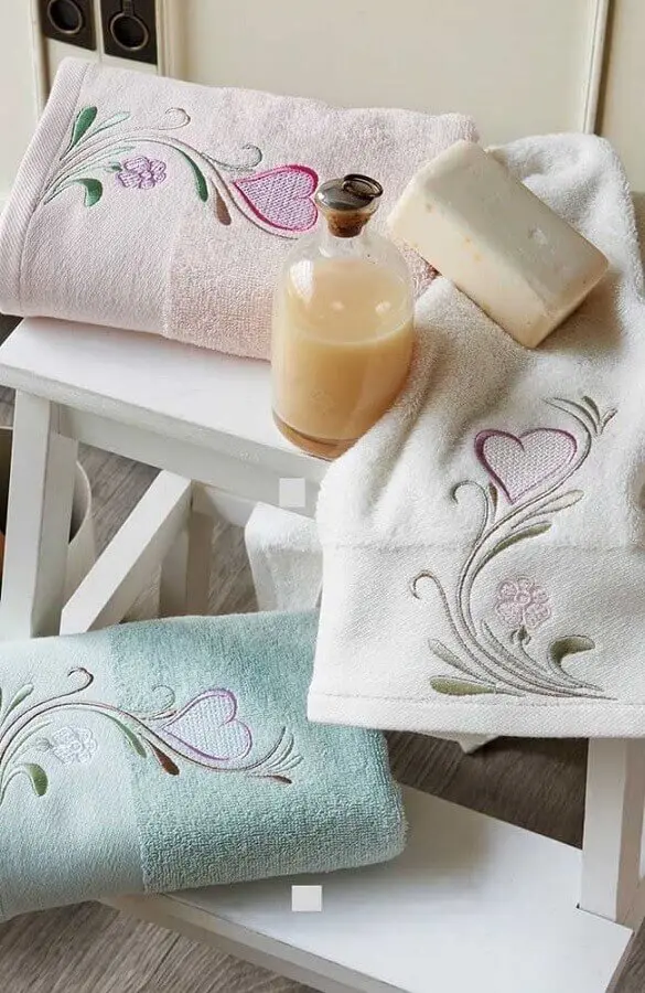 decoração com toalha de banho bordada Foto Pinterest