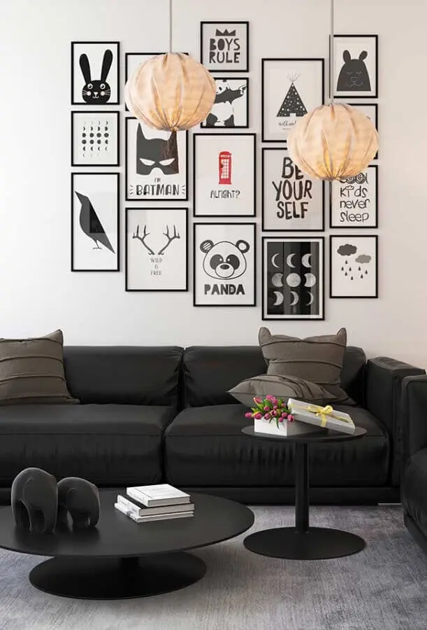 decoração de sala com vários quadros e sofá preto confortável Foto Otimizi