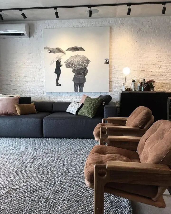 decoração moderna para sala com sofá preto e poltronas marrom Foto Studio Ro+Ca