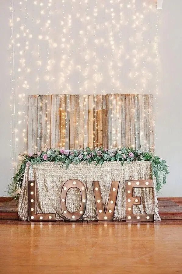 decoração para bodas de pérolas com cortina de luzinhas Foto Weddbook