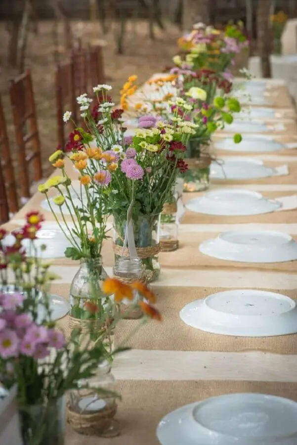 decoração simples bodas de pérola com vasinhos de flores Foto Blog da Tetê