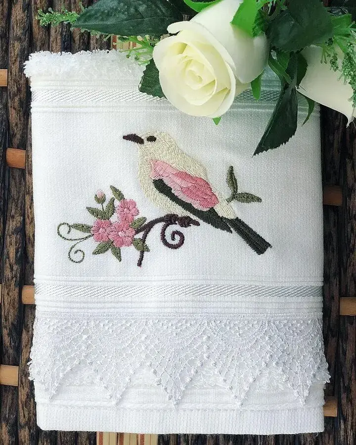 delicada toalha bordada com desenho de pássaro Foto Ateliê Ana Mello