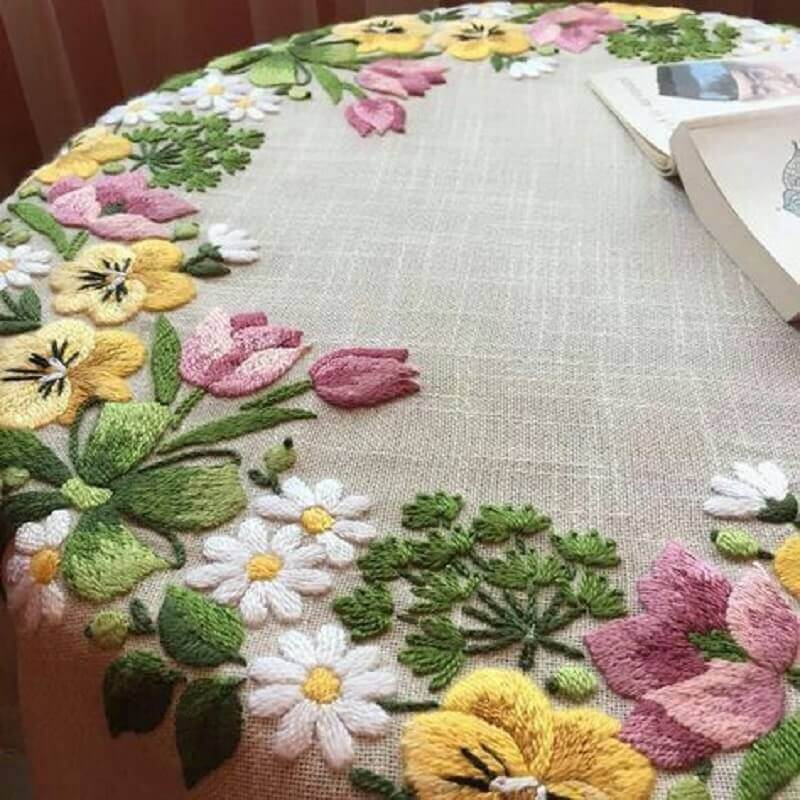 delicada toalha de mesa bordada com flores Foto Pinterest