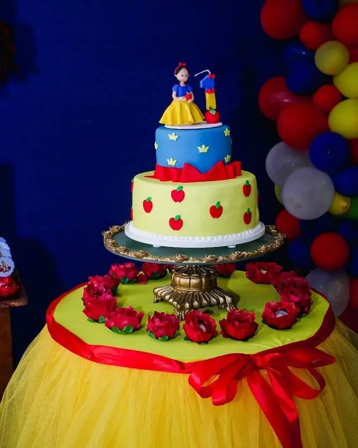 delicado bolo personalizado para festa da branca de neve Foto Bárbara Guimarães
