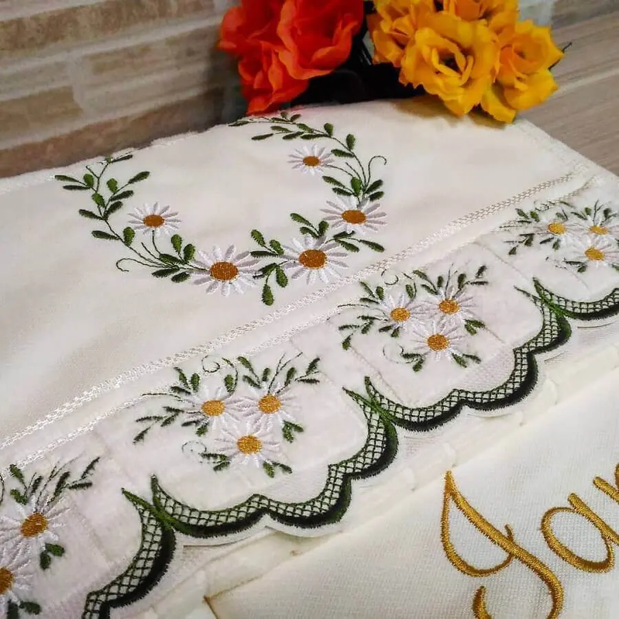 delicado bordados em toalhas com estampa de flores Foto Ateliê Divino Bordado