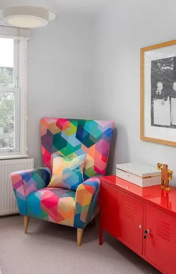 dicas de decoração para casa com poltrona colorida e aparador vermelho Foto Pinterest