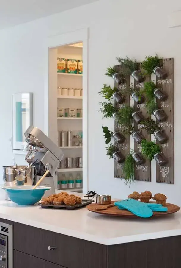 dicas de decoração para cozinha com horta vertical Foto Arab Mirror