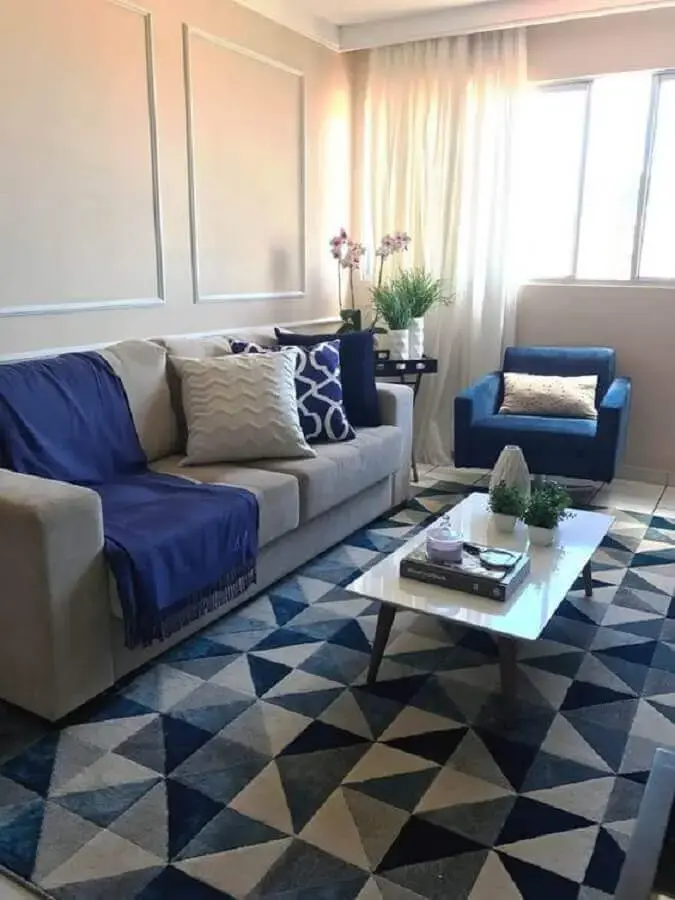 dicas de decoração para sala azul com boiserie e tapete com estampa geométrica Foto Pinterest