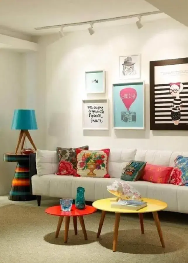 dicas de decoração para sala com quadros coloridos e mesa de centro redonda Foto Yasmin Ruama