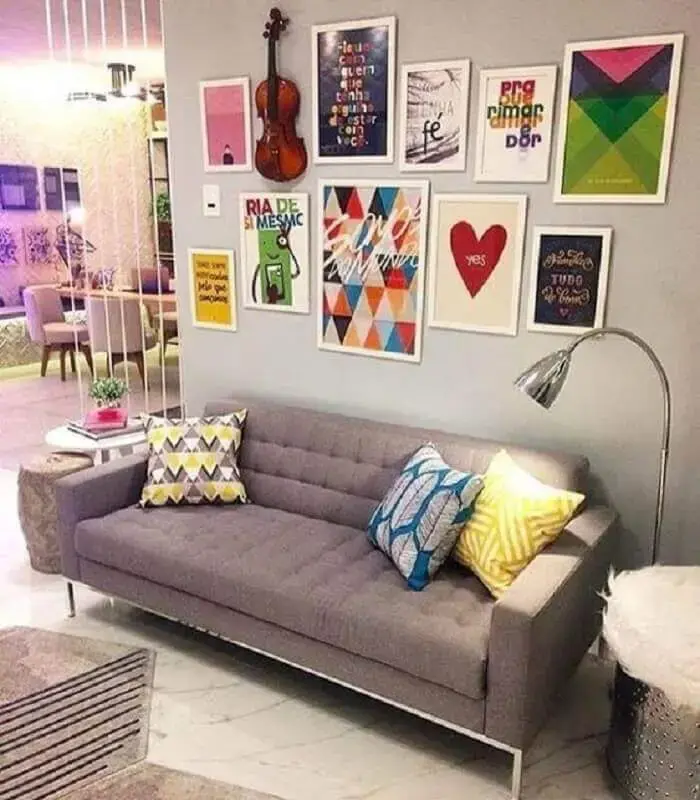 dicas de decoração para sala com sofá cinza e vários quadros na parede Foto Pinterest