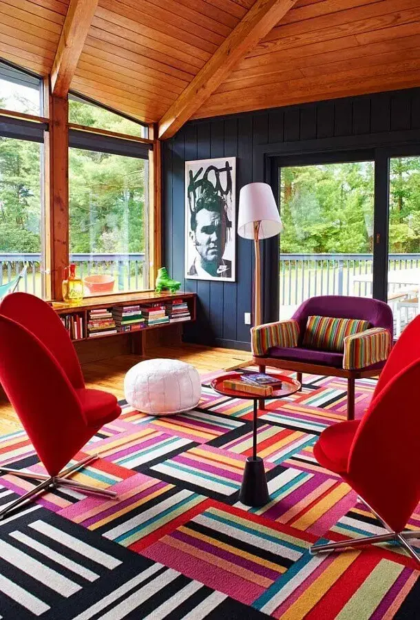 dicas de decoração para casa com móveis e tapete colorido Foto Pinsoy