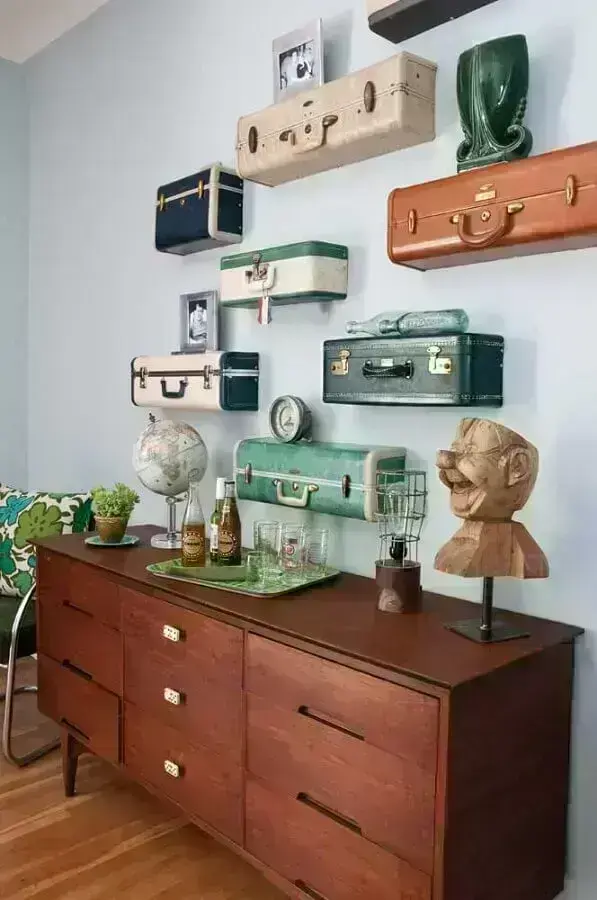 dicas de decoração para casa com prateleiras feitas de malas antigas Foto Estilo y Decoración