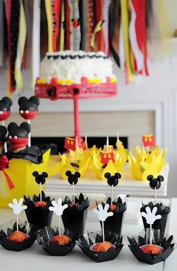 festa de aniversário do mickey com docinhos decorados Foto Elo7