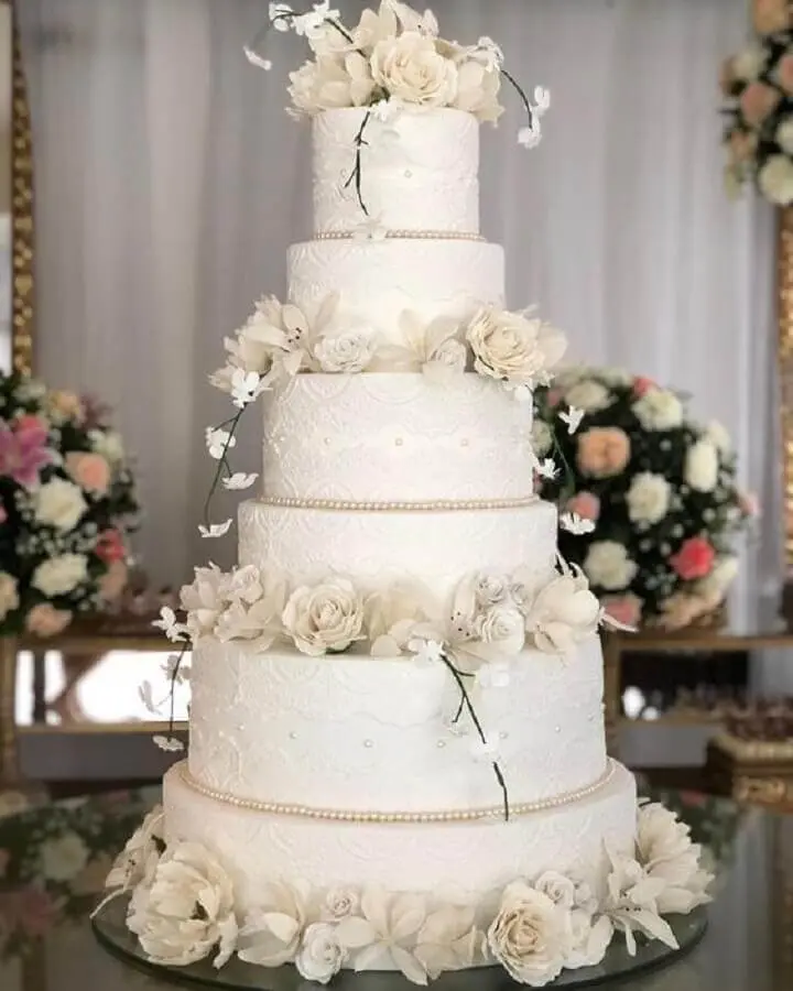 lindo bolo bodas de pérola decorado com flores brancas e rendas Foto Michelle Garibay Events